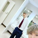 Nobuhiko Okamoto Instagram - ありがとうございました 35歳最後の芝居でした そしてみんなにプレゼント🎁です #警備服を脱いだ江口くんの破壊力を🎁 #憤怒の表情さえ愛おしいホリエルを🎁 #大場さんを本番前で呼び止めた姿を🎁 #まりーなさん全力ひまわりポーズを🎁 #りょへさんオフ時のかわゆい笑顔を🎁 #りょーたくんのいかちぃ姿はブログで🥰 #浪川さんの職業イケメンはアーカイブで🤪 #堀秀行さんとまた芝居したいです🙏 #魔法の呪文はガンマビレーテ #みんなへの呪文は #ニーヨスマレクデンコロヨ