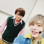 Nobuhiko Okamoto Instagram - ありがとうございました 35歳最後の芝居でした そしてみんなにプレゼント🎁です #警備服を脱いだ江口くんの破壊力を🎁 #憤怒の表情さえ愛おしいホリエルを🎁 #大場さんを本番前で呼び止めた姿を🎁 #まりーなさん全力ひまわりポーズを🎁 #りょへさんオフ時のかわゆい笑顔を🎁 #りょーたくんのいかちぃ姿はブログで🥰 #浪川さんの職業イケメンはアーカイブで🤪 #堀秀行さんとまた芝居したいです🙏 #魔法の呪文はガンマビレーテ #みんなへの呪文は #ニーヨスマレクデンコロヨ