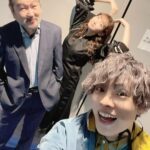 Nobuhiko Okamoto Instagram - ありがとうございました 35歳最後の芝居でした そしてみんなにプレゼント🎁です #警備服を脱いだ江口くんの破壊力を🎁 #憤怒の表情さえ愛おしいホリエルを🎁 #大場さんを本番前で呼び止めた姿を🎁 #まりーなさん全力ひまわりポーズを🎁 #りょへさんオフ時のかわゆい笑顔を🎁 #りょーたくんのいかちぃ姿はブログで🥰 #浪川さんの職業イケメンはアーカイブで🤪 #堀秀行さんとまた芝居したいです🙏 #魔法の呪文はガンマビレーテ #みんなへの呪文は #ニーヨスマレクデンコロヨ