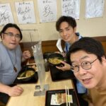 Norihiro Urai Instagram - 祇園と大阪3日間。ラブおじkentoテコンドー近藤と飲んだけど会話の中身無さすぎて面白かった以外の事を忘れました。 #RGさんのあるあるイベント #僕らのコントで混ざらせてもらいました #曲もあるあるも最高でした #ビスブラ原田 #ラニー洲崎 #松屋さん #みんなが行くうどん屋 #初めてカレーうどん食べた #美味しい #10年も知らなかったとは