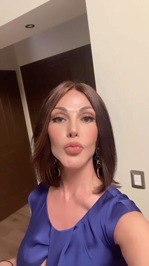 Olivia Collins Instagram - Este va para ustedes, a todos los ojitos lindos que me regalan la oportunidad de trabajar tras las cámaras con tanta pasión 🥹🎬🎥✨ Y también va por todo el increíble elenco y equipo que compartieron todos estos momentos conmigo @perdonanuestrospecadosof 👏🏻❤️‍🔥 Gracias @lucerosuarezsitges 🌠🤲🏼

Mención especial a mi doble Vivis Medina por morir por mi 👯‍♀️⛏️❤️‍🩹

#OliviaCollins #PerdonaNuestrosPecados #actriz #tv #telenovela #fin #lasestrellas #televisa