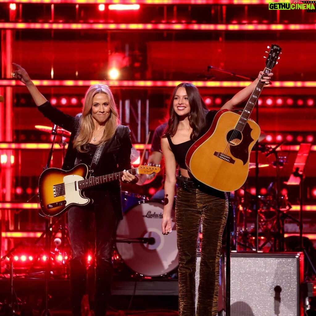 Olivia Rodrigo Instagram - what an unbelievable honor it was to watch @sherylcrow get inducted into @rockhall last night! if it makes you happy is one of the best songs ever written and I feel so lucky to have been able to sing it with her to celebrate❤️❤️❤️