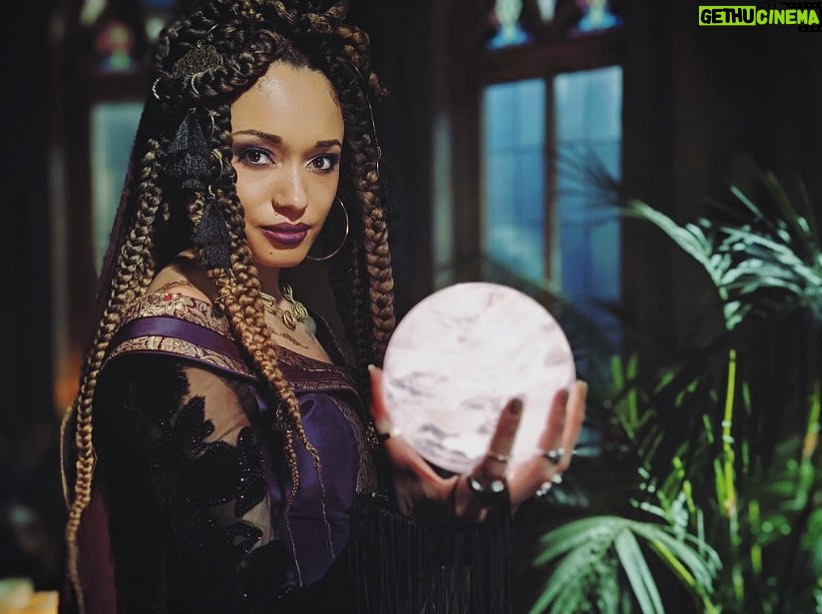 Olivia Swann Instagram - Who’s ready for a Murder Mystery? 🔮🔪🕯⁣ ⁣ Watch your backs tonight at 8pm @cw_legendsoftomorrow ⁣ ⁣ 📸: @dion_naiomi ⁣ ⁣ #dclegendsoftomorrow #murdermystery #survivethenight #beastslayers ⁣#clue ⁣ ⁣⁣ ⁣⁣