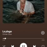 Olivier Dion Instagram – Puisque ma sœur est à l’honneur, j’ai envie de vous partager la petite histoire d’espoir derrière cette chanson que j’ai écrite pour elle. Ce grand sourire que vous voyez sur la photo n’a pas toujours été. Ma sœur a grandit en bonne santé mais le chemin n’a pas toujours été facile. Elle a découvert la signification des termes anxiété, dépression et tristesse bien avant moi. Adolescente, même enfant, ma sœur a porté un fardeau que je ne pouvais pas pleinement comprendre. Elle se sentait différente, souvent à fleur de peau, parfois instable. Elle avait, disons le ainsi, un accès au bonheur plus difficile que d’autres.
En tant que grand frère, mais aussi en tant que jeune humain, je n’ai pas toujours réalisé la lourdeur à laquelle elle était confrontée et à quel point j’ai pu parfois minimiser son état d’esprit.
 Aujourd’hui, comme vous avez pu le constater dans mon dernier post, je suis heureux de vous dire que ma sœur va exceptionnellement bien. Elle a trouvé une joie et un bonheur profond dans sa vie, bien au-delà de ce qu’elle aurait pu imaginer à l’époque. 
 Cette chanson est le reflet de sa résilience et de sa transformation. Elle est une ode au soutien mutuel, à la force intérieure, et à la possibilité de surmonter les épreuves. J’aurais aimé lui chanter, à la petite Frédérique, lorsque l’orage donnait l’impression qu’il ne passerait jamais. La chanson s’appelle La Plage, elle se retrouve sur mon album et est dédiée à tous ceux qui, comme ma sœur, ont trouvé ou tente de trouver leur chemin vers le bonheur. Vous n’êtes jamais seuls. 🤍