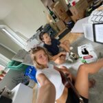 Olivier Dion Instagram - Les parents, ça sait comment déménager. Ça ne se pose pas de question, ça le fait. Ça opère comme on dit. Papi Jean-Marie et Mamie Nadine ont quittés la France pour arriver au Québec en 1976. Les 1er juillet, ils connaissent ça. Je me demande si un jour j’arriverai à leur niveau. En attendant, on est contents de les avoir! Bonne saison des déménagements à tous 📦🇨🇦