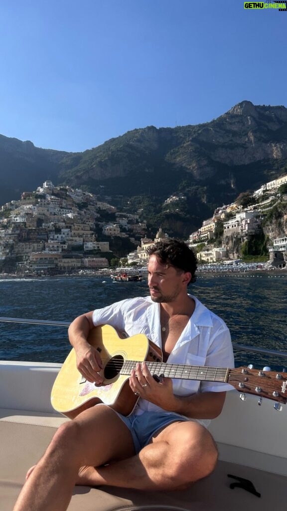Olivier Dion Instagram - J’ai sûrement écrit cette chanson pour la chanter ici 🌞 Positano, Amalfi Coast, Italy