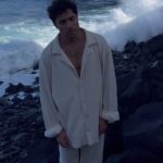 Olivier Dion Instagram - À ce moment, sans m’en rendre compte, je me suis laissé emporter par la force de la vague derrière moi et j’ai chanté Je coule. Je n’étais plus dans la performance, je n’étais plus dans le jugement. J’étais dans le ressenti. L’ocean a quelque chose de tellement puissant. Chaque fois que je la regarde, elle m’émerveille et m’apeure à la fois. En dualité parfaite, comme toutes celles qui m’habitent. Tenerife, Islas Canarias, España