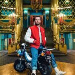 Pablo Mira Instagram - On passe la 2e à Paname. Prends tes places pour 2024, parce qu’après j’arrête ce métier pour jouer à GTA VI. Pour choper des places : le lien dans ma bio !!! @berengere_alkemia_diffusion @a.montourprod @annesophienp @yobasseville @fanny_santer @captainamblin