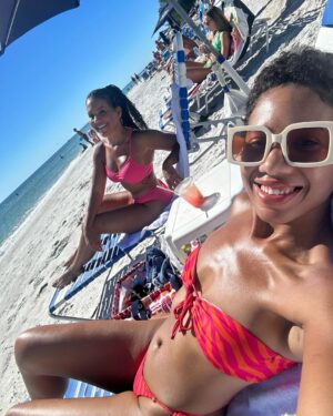 Page Turner Instagram - Gearing up for 2024 & getting in my Vitamin Sea …

Vision: Crystal Clear .. Adjusting to this 50 thAng day x day & feeling grateful … 🙄🤣💫
.
.
.
.
With my pretty baby @quinkybinky