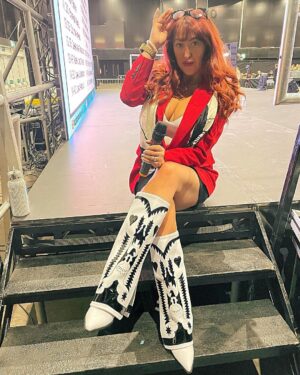 Paige Nicole Mayo Instagram - Good morning #Edinburgh! 👋🏼 🏴󠁧󠁢󠁳󠁣󠁴󠁿 Welcome to @comicconscotland where I’m waiting for ya on the main stage ready to rock our celebrity Q&A panels! 🎤