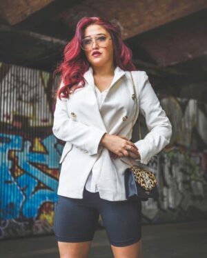 Paige Nicole Mayo Instagram - Do you have like…a sort of…business womens special? You know…for business women? 💼 👓 💻 ✏️ 
.
.
📸: @morganemaurice 
🧥: @riverisland 
👜: @dune_london