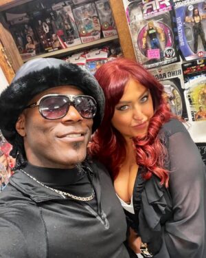 Paige Nicole Mayo Instagram - @dablackpope sighting! 💕 So GREAT to seeya Pope-tart! 
.
.
@wrestlinguniversestore thanks for the memories!