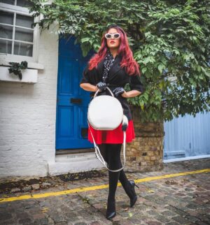 Paige Nicole Mayo Instagram - Hello half glove weather! I’ve been waiting for you. 🤩 🧤 
.
.
📸: @morganemaurice 
.
.
#gloves #fashion #fashionstyle #fallfashion #autumnvibes #londonstyle @lfwthedaily