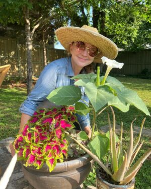 Pam Tillis Instagram - The important thing is to keep growing!!

Thank you to Beth Wagner from @knockinroots for coming over and helping me pick some stuff to send to the @nashvillecommunityfridge ! Great place for your extra produce. 
Stay cool!
Stay hydrated!! #summer #gardening #flowers