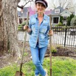 Pam Tillis Instagram – It’s better to be a two fisted shoveler than a two fisted drinker! Mother Nature provides my very favorite workout!  What are y’all planting? 
#gardening #spring #flowers #mothernature #countrymusic Nashville, Tennessee