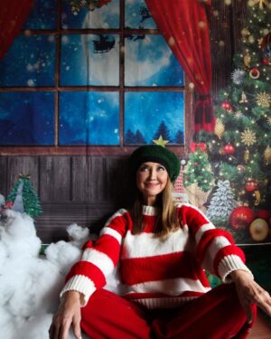 Pam Tillis Instagram - Last minutes of chill before last minute shopping 🎄
#haveyourselfamerrylittlechristmas #pearldiver #iloveaberet
