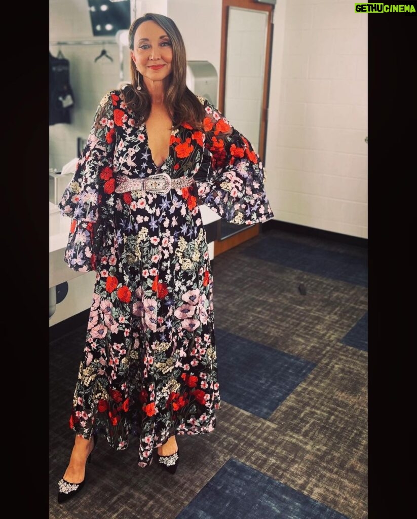 Pam Tillis Instagram - When @lorriemorgan_official says she’s wearing the pink @manuelcouture suit, I know I gotta step up my fashion game. How’d I do? 💃🏻 Jay and Susie Gogue Performing Arts Center at Auburn University