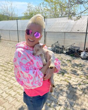 Pamela Spence Instagram - Akraba ziyareti😍🐐💕 #keci #goat #justagirlwholovesgoats #cücekeçiçiftliği