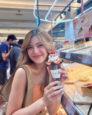 Panyanut Jirarottanakasem Instagram - มาเดิน แกรนด์สเตชั่น ตลาดนัดติดแอร์ค่าาา ไม่ใช่ที่ไหนไกล แฟชั่นไอส์แลนด์คับ 

อิ่ม อร่อย ช้อปปิ้งของถูก เดินเพลิน 
ถ่ายรูปก็เพลินค่า เจอเพื่อนด้วย 
เม้ามอยกันไปอี๊กก ม่วนนน 
🍭🍩🍪👗👖🧢🚂🚂🚂 

#Fashionisland #แกรนด์สเตชั่น 
#แหล่งรวมของกิน #มุมถ่ายรูปชิคๆ