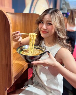 Panyanut Jirarottanakasem Instagram - คนรักราเมงห้ามพลาด! โซซีนจะพลาดได้อย่างไร งานนี้ต้องมาค่า  ICHIRAN  Pop-Up Store 🍜 ครั้งแรกในไทยที่อิจิรันต้นตำรับจากญี่ปุ่นมาเสิร์ฟให้ทุกๆคนได้ทาน เพียงเมนูเดียวคือ 'อิจิรัน คามาดาเระ ทงคตสึ ราเมง' ปกติจะมีขายเฉพาะ 2 สาขา ในเมืองฟุกุโอกะ ประเทศญี่ปุ่นเท่านั้น! 

งานนี้จัดแค่ 16 วัน ชั้น 3 โซนนิปปอน มาร์เก็ต (อิเซตันเก่า) คือต้องมา!!

พิเศษเฉพาะงานนี้ เมื่อซื้อเมนู 'อิจิรัน ราเมง คามาดาเระ ทงคตสึ' มูลค่า 290.- จะได้รับเครื่องดื่มฟรี 1 ขวด และ คูปอง GIFT VOUCHER 100.- สำหรับซื้อสินค้าที่ระลึกจาก ICHIRAN 1st Pop-Up Store ด้วยน้า มุ้ย 🥰✨✨

#IchiranRamen 
#IchiranRamenPopUpStore 
#IchiranThailand