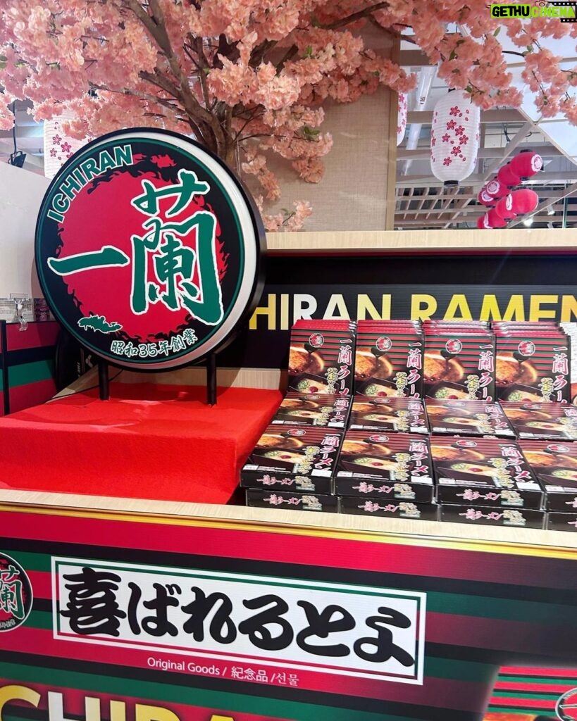 Panyanut Jirarottanakasem Instagram - คนรักราเมงห้ามพลาด! โซซีนจะพลาดได้อย่างไร งานนี้ต้องมาค่า ICHIRAN Pop-Up Store 🍜 ครั้งแรกในไทยที่อิจิรันต้นตำรับจากญี่ปุ่นมาเสิร์ฟให้ทุกๆคนได้ทาน เพียงเมนูเดียวคือ 'อิจิรัน คามาดาเระ ทงคตสึ ราเมง' ปกติจะมีขายเฉพาะ 2 สาขา ในเมืองฟุกุโอกะ ประเทศญี่ปุ่นเท่านั้น! งานนี้จัดแค่ 16 วัน ชั้น 3 โซนนิปปอน มาร์เก็ต (อิเซตันเก่า) คือต้องมา!! พิเศษเฉพาะงานนี้ เมื่อซื้อเมนู 'อิจิรัน ราเมง คามาดาเระ ทงคตสึ' มูลค่า 290.- จะได้รับเครื่องดื่มฟรี 1 ขวด และ คูปอง GIFT VOUCHER 100.- สำหรับซื้อสินค้าที่ระลึกจาก ICHIRAN 1st Pop-Up Store ด้วยน้า มุ้ย 🥰✨✨ #IchiranRamen #IchiranRamenPopUpStore #IchiranThailand Central World (เซนทรัลเวิร์ล)