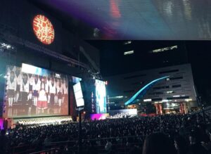 Panyanut Jirarottanakasem Instagram - ภาพบรรยากาศงานเทศกาลหนังปูซาน Busan International Film Festival 2019 ที่เกาหลีเมื่อวันที่ผ่านมาค่า ขอบคุณ Artistry Thailand มากๆที่ให้โอกาสซีนในฐานะ Passionista ประเทศไทย จาก Artistry ผู้สนับสนุนหลักของงานนี้ได้ไปร่วมงาน รวมถึง Artistry Pool Party ที่ Exclusive มากๆ 🎉🌊🌈
.
เป็นประสบการณ์ที่ประทับใจสุดๆ ตื่นตาตื่นใจ และได้รับแรงบันดาลใจกลับมาเต็มๆ ได้เจอดาราหลายคนและพี่ๆ FC นานาชาติที่เรากรี๊ด ตื่นเต้นตลอดทั้งทริปเลยค่ะ
.
โพสนี้เป็นออเดิร์ฟนะคะ ทริปนี้ซีนทำคอนเท็นเยอะมาก เก็บทุกช็อตจริงๆ จะทยอยตัดและลงนะคะ พี่ๆไม่ผิดหวังแน่นอนค่า ปล. Passionista ประเทศไทย ไม่แพ้ชาติใดเลยนะคะ อิอิ 💕🇹🇭
.
ขอบคุณชุดที่มีเอกลักษณ์ความเป็นไทย สะกดสายตามากๆ จาก @tormai_studio นะคะ คัตติ้งดีมากๆเลย มีแต่คนชมว่าชุดสวยมาก  ปลื้มจริงๆ 🥰🥰
สีผมสีลาเวนเดอร์นี้ต้องยกให้ @milbonthailand นะคะ 💙🔮
และหน้า-ผมนี้ โซซีนจัดให้เองจ้า ✨✨
.
Artistry Thailand Exclusively from Amway #PASSIONISTA #BIFF2019