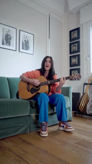 Paola Turci Instagram - Vai via melodia 
Resta solo l’anarchia 
E’ una canzone che passa 
sepolta dentro a una cassa 

Vi sta piacendo Caramella? 🔊🍬