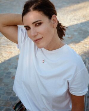 Paola Turci Instagram - Caramella è fuori 🍭 
È una riflessione sulle contraddizioni, sulla superficialità dei giudizi. 
Anche sulla musica, sulle parole con cui si gioca e ci si diverte. 
Noi ci siamo divertiti molto a scriverla. 

E questo è solo l’inizio 🌹