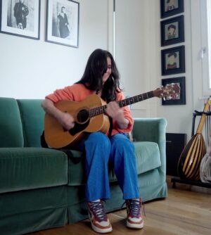 Paola Turci Instagram - Il comune denominatore tra teatro e musica è la presenza viva del pubblico, il ‘sentire’ un’emozione, energia reale, tangibile, un’onda emotiva che di continuo sale e scende.
Tutto il resto diventa secondario, relativo.
Questo per me significa ‘creatività’ e ‘indipendenza’.
Sto tracciando nuovi percorsi per sentirmi libera di muovermi, di correre, di fermarmi, di ridere, di piangere.
Prendo in giro me stessa, mi metto al centro della vita - la mia vita - con le sue sfumature, salite, discese, buio pesto e luci scintillanti.
Che tanto somiglia alla vita di tutti.
A presto… a prestissimo!