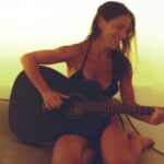 Paola Turci Instagram - Domenica 9 luglio vi aspetto per un concerto al sorgere del sole, sulla spiaggia libera di Riccione (piazzale San Martino) alle ore 5.15 🌅 #albeincontroluce #sunrise