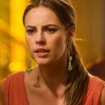 Paolla Oliveira Instagram - O tal o post do crachá anda tão comum, não é? Eu mesma me questionei se era necessário. E cheguei a conclusão que sim pois, afinal, são 18 anos em que venho construindo uma história na Globo – uma emissora em que agarrei a todas as oportunidades. E com o tempo, nela, construí uma carreira da qual me orgulho muito, resultado de muita entrega e compromisso. Na Globo eu estreei cheia de sonhos – belíssima – em 2005. Logo na minha terceira oportunidade encarei minha primeira protagonista em horário nobre, um salto gigante. Aprendi muito com tudo e jamais me acomodei com as conquistas. Porque sucesso, para mim, é resultado de talento e empenho. Pra dar vida a personagens, a gente tem que ir a fundo, se dominar, buscar coisas novas e compreender o que ainda nem sabemos sobre a gente e nossas emoções. Fui de adolescente, mocinha batalhadora traída pelo irmão, policial linha dura, influenciadora ingênua, mãe de família, garota de programa. Já peguei tirolesa, fui dublê e esbarrei num Emmy. Acabou? Não acabou! Ainda tem a Jordana, de Justiça 2, que logo vocês vão conhecer. E não importa onde eu caia, seja de paraquedas ou não, uma coisa eu sei: seguirei construindo. Encerrar um contrato fixo nos dias de hoje não causa mais estranhamento a ninguém. Mas é claro que coloca as coisas em perspectiva. Reconheço esse ciclo de alegrias e conquistas e não poderia deixar de lado, portanto, meu post do crachá. Foi exatamente como desejei. E como eu trabalhei para que fosse. Obrigada, TV Globo, até já!