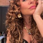 Paolla Oliveira Instagram - O tal o post do crachá anda tão comum, não é? Eu mesma me questionei se era necessário. E cheguei a conclusão que sim pois, afinal, são 18 anos em que venho construindo uma história na Globo – uma emissora em que agarrei a todas as oportunidades. E com o tempo, nela, construí uma carreira da qual me orgulho muito, resultado de muita entrega e compromisso. Na Globo eu estreei cheia de sonhos – belíssima – em 2005. Logo na minha terceira oportunidade encarei minha primeira protagonista em horário nobre, um salto gigante. Aprendi muito com tudo e jamais me acomodei com as conquistas. Porque sucesso, para mim, é resultado de talento e empenho. Pra dar vida a personagens, a gente tem que ir a fundo, se dominar, buscar coisas novas e compreender o que ainda nem sabemos sobre a gente e nossas emoções. Fui de adolescente, mocinha batalhadora traída pelo irmão, policial linha dura, influenciadora ingênua, mãe de família, garota de programa. Já peguei tirolesa, fui dublê e esbarrei num Emmy. Acabou? Não acabou! Ainda tem a Jordana, de Justiça 2, que logo vocês vão conhecer. E não importa onde eu caia, seja de paraquedas ou não, uma coisa eu sei: seguirei construindo. Encerrar um contrato fixo nos dias de hoje não causa mais estranhamento a ninguém. Mas é claro que coloca as coisas em perspectiva. Reconheço esse ciclo de alegrias e conquistas e não poderia deixar de lado, portanto, meu post do crachá. Foi exatamente como desejei. E como eu trabalhei para que fosse. Obrigada, TV Globo, até já!