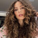 Paolla Oliveira Instagram - Olhei minhas fotos aqui e achei esse monte de selfie, nem sabia que fazia tanta foto de mim mesma hahahah Autorretratos que olhei, alguns gostei, em outros achei defeitos, em outros memórias, uns me amei… Mas em todos busquei um olhar gentil sobre mim e mais consciente sobre esse mundo doido que nos compara o tempo todo. Mesmo quando gente não se dá conta, já estamos fazendo parte do todo. Então bom domingo pra gente, especialmente pra nós, mulheres únicas, maravilhosas e despertas 🤍😏