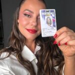 Paolla Oliveira Instagram - O tal o post do crachá anda tão comum, não é? Eu mesma me questionei se era necessário. E cheguei a conclusão que sim pois, afinal, são 18 anos em que venho construindo uma história na Globo – uma emissora em que agarrei a todas as oportunidades. E com o tempo, nela, construí uma carreira da qual me orgulho muito, resultado de muita entrega e compromisso. Na Globo eu estreei cheia de sonhos – belíssima – em 2005. Logo na minha terceira oportunidade encarei minha primeira protagonista em horário nobre, um salto gigante. Aprendi muito com tudo e jamais me acomodei com as conquistas. Porque sucesso, para mim, é resultado de talento e empenho. Pra dar vida a personagens, a gente tem que ir a fundo, se dominar, buscar coisas novas e compreender o que ainda nem sabemos sobre a gente e nossas emoções. Fui de adolescente, mocinha batalhadora traída pelo irmão, policial linha dura, influenciadora ingênua, mãe de família, garota de programa. Já peguei tirolesa, fui dublê e esbarrei num Emmy. Acabou? Não acabou! Ainda tem a Jordana, de Justiça 2, que logo vocês vão conhecer. E não importa onde eu caia, seja de paraquedas ou não, uma coisa eu sei: seguirei construindo. Encerrar um contrato fixo nos dias de hoje não causa mais estranhamento a ninguém. Mas é claro que coloca as coisas em perspectiva. Reconheço esse ciclo de alegrias e conquistas e não poderia deixar de lado, portanto, meu post do crachá. Foi exatamente como desejei. E como eu trabalhei para que fosse. Obrigada, TV Globo, até já!
