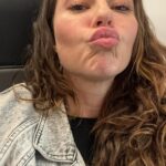 Paolla Oliveira Instagram - Olhei minhas fotos aqui e achei esse monte de selfie, nem sabia que fazia tanta foto de mim mesma hahahah Autorretratos que olhei, alguns gostei, em outros achei defeitos, em outros memórias, uns me amei… Mas em todos busquei um olhar gentil sobre mim e mais consciente sobre esse mundo doido que nos compara o tempo todo. Mesmo quando gente não se dá conta, já estamos fazendo parte do todo. Então bom domingo pra gente, especialmente pra nós, mulheres únicas, maravilhosas e despertas 🤍😏