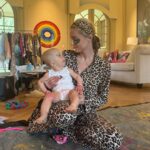 Paris Hilton Instagram - #HappyThanksgiving! 🦃 I am so grateful for this beautiful life🥹 This year has brought so many amazing blessings, the most incredible being becoming a mom.🥰 I am truly so thankful to be surrounded by such an incredible family, supportive friends and a loving husband.😍 To many more years of love and thanks! 🍁Tag someone you're thankful for in the comments #SlivingMom