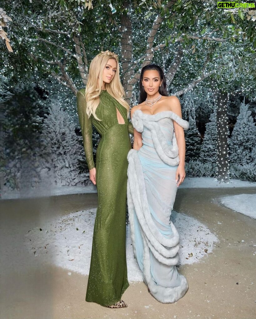 Paris Hilton Instagram - Sliving, Sledding & Serving Looks in Winter Wonderland.🛷👯‍♀️❄️✨🤍 Love you @KimKardashian, always so much fun with you🥰