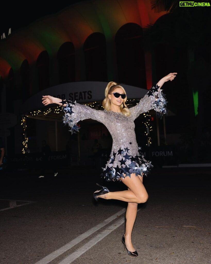 Paris Hilton Instagram - Brought some #sliving sparkle to #iHeartJingleball ✨💫🌟 #KIISJingleBall The Forum