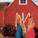 Paris Hilton Instagram - Happy 20th anniversary to show that started it all, The Simple Life!👯‍♀️✨ Filming this series with @NicoleRichie was one of the most special, hilarious and iconic times in my life.🥰 I'm so lucky to have these amazing memories!! 💕 What’s your fav episode?? #ThatsHot 🔥 #TheOG's 👑👑 #TheSimpleLife