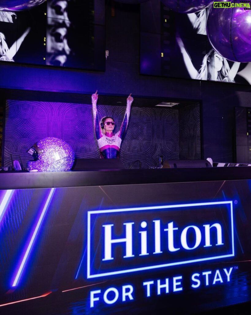 Paris Hilton Instagram - Had a blast DJing for the @Hilton X @McLaren Stay on the Grid Experience at the @F1 #LVGP! 💙🏎️👱🏼‍♀️🔥#HiltonForTheStay #ParisForTheSlay Las Vegas, Nevada