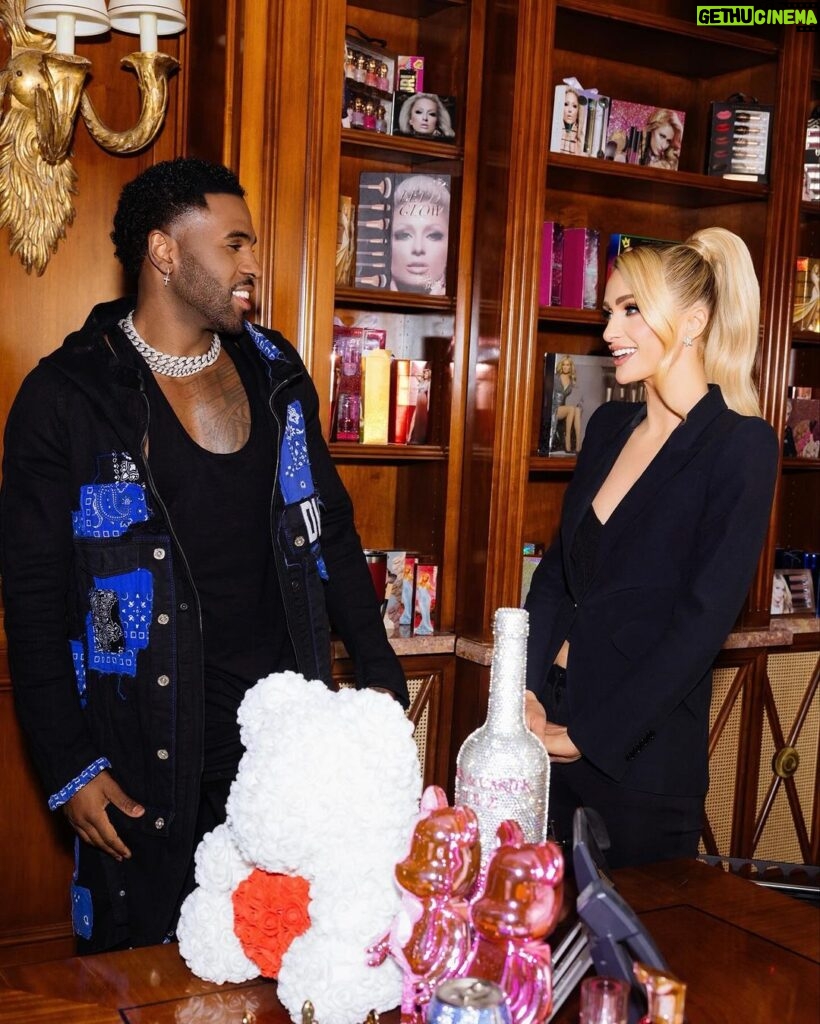 Paris Hilton Instagram - Had so much fun being a part of @JasonDerulo and @MeghanTrainor’s iconic new music video for their song “Hands On Me” 💖 🎶Click the link in my bio to watch it now! ✨