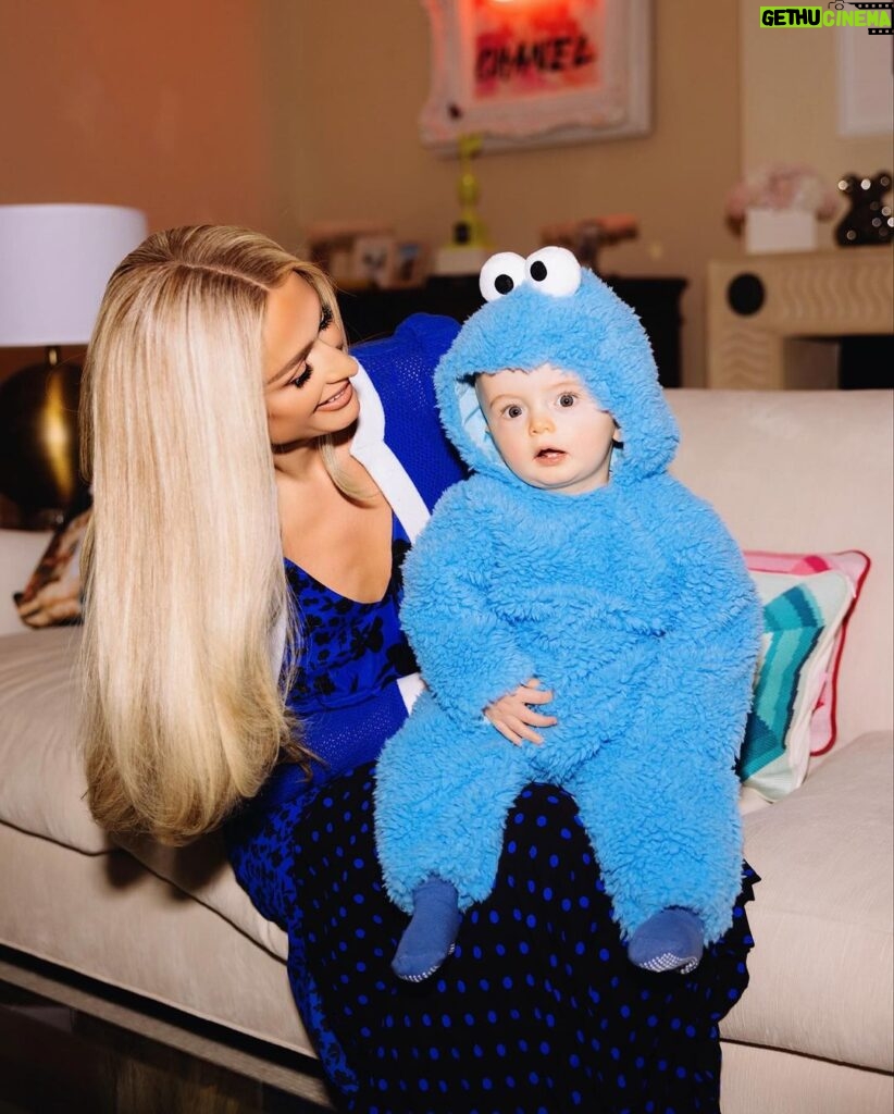 Paris Hilton Instagram - I think I might have an addiction to baby costumes 😂 I can’t help it!! 🥹💙👶🏼 #CookieMonster #SlivingMom ✨ Beverly Hills, California