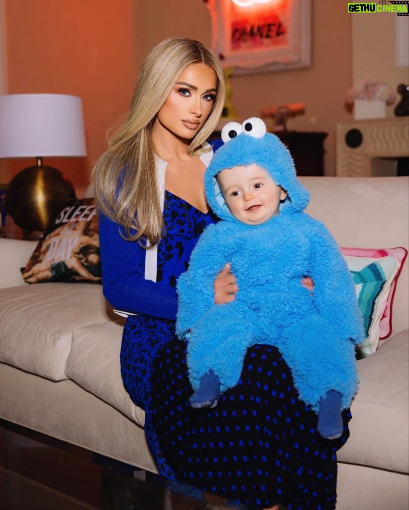 Paris Hilton Instagram - I think I might have an addiction to baby costumes 😂 I can’t help it!! 🥹💙👶🏼 #CookieMonster #SlivingMom ✨ Beverly Hills, California