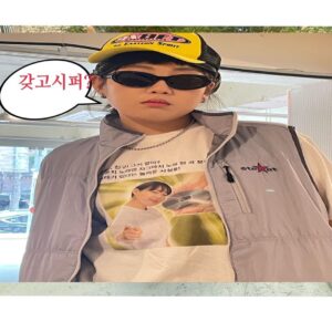 Park Moon-chi Instagram - <방문치의 박문판매 with 김씨네과일>

10월 13일 금요일, 바로 내일! 갑자기? 박문치와 김씨네과일(@kimsfruits)이 함께하는 다마스 게릴라 방문판매가 열립니다. ‘이봐친구 티셔츠’와 ‘저스트펀 미러볼 티셔츠’를 구매하고 싶으시다면, 지금 바로 박문치(@moongch) 인스타그램 스토리 무물창에 주소와 연락처를 남겨주세요! 내일 오후 2시~5시에 해당 장소에 방문하여 티셔츠를 전달 드릴 예정입니다. (서울 부근만 가능)

오후 6시부터 7시까지 홍대 매직스트로베리사운드 앞에서도 구매가 가능하니 박문판매에 선정되지 않은 분들도 아쉬워 마세요. ‘이봐친구 티셔츠’와 ‘저스트펀 미러볼 티셔츠’를 구매하고 싶으시다면? 박문치와 저스트펀 챌린지에 참여하고 싶으시다면? 내일 저녁 6시 매직스트로베리사운드 앞에서 만나요!

🍋 이봐친구 티셔츠 : 30,000원
🪩 저스트펀 미러볼 티셔츠 : 50,000원

🍋 오후 2시~5시 : 직접 찾아가는 박문판매
🪩 오후 6시~7시 : 매직스트로베리사운드 앞 (서울특별시 마포구 와우산로29길 13 1층) 박문판매

🍋 티셔츠는 카드 결제만 가능합니다.
🪩 ‘방문치의 박문판매’는 촬영이 진행되며, 추후 콘텐츠로 활용될 수 있습니다.

@moongch
@kimsfruits

#박문치 #PARKMOONCHI 
#김씨네과일 #kimsfuits #방문치의박문판매