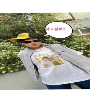 Park Moon-chi Instagram - <방문치의 박문판매 with 김씨네과일>

10월 13일 금요일, 바로 내일! 갑자기? 박문치와 김씨네과일(@kimsfruits)이 함께하는 다마스 게릴라 방문판매가 열립니다. ‘이봐친구 티셔츠’와 ‘저스트펀 미러볼 티셔츠’를 구매하고 싶으시다면, 지금 바로 박문치(@moongch) 인스타그램 스토리 무물창에 주소와 연락처를 남겨주세요! 내일 오후 2시~5시에 해당 장소에 방문하여 티셔츠를 전달 드릴 예정입니다. (서울 부근만 가능)

오후 6시부터 7시까지 홍대 매직스트로베리사운드 앞에서도 구매가 가능하니 박문판매에 선정되지 않은 분들도 아쉬워 마세요. ‘이봐친구 티셔츠’와 ‘저스트펀 미러볼 티셔츠’를 구매하고 싶으시다면? 박문치와 저스트펀 챌린지에 참여하고 싶으시다면? 내일 저녁 6시 매직스트로베리사운드 앞에서 만나요!

🍋 이봐친구 티셔츠 : 30,000원
🪩 저스트펀 미러볼 티셔츠 : 50,000원

🍋 오후 2시~5시 : 직접 찾아가는 박문판매
🪩 오후 6시~7시 : 매직스트로베리사운드 앞 (서울특별시 마포구 와우산로29길 13 1층) 박문판매

🍋 티셔츠는 카드 결제만 가능합니다.
🪩 ‘방문치의 박문판매’는 촬영이 진행되며, 추후 콘텐츠로 활용될 수 있습니다.

@moongch
@kimsfruits

#박문치 #PARKMOONCHI 
#김씨네과일 #kimsfuits #방문치의박문판매