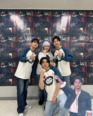 Park Moon-chi Instagram - 강선생님 초대로 데식콘서트 다녀왔ㄴ느데 소문대로 역시 너무 찢었구 .,응응, .. 호우~!
인간처럼 생긴 대형 마이크스탠드 너~무 웃겨서 올리는중..,*