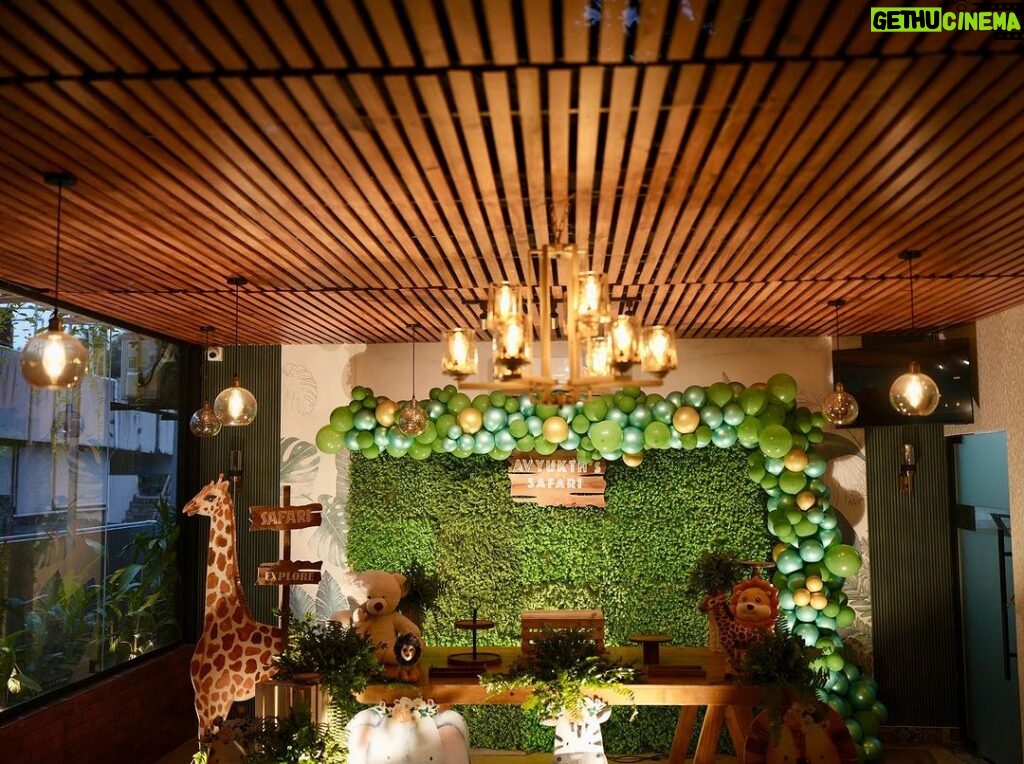 Parvathy R Krishna Instagram - ❤Can’t thank enough @thegreindale , greeshma chechi for the amazing decor .. @cakestrylounge2020 for the yummy yummy cakes @theoliverestauranttvm for the beautiful starters and the delicious food , Ofcourse the venue though 😍😍😍
