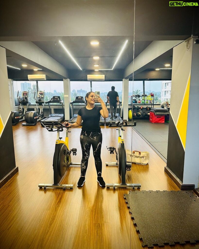 Parvathy R Krishna Instagram - First day at the gym❤ , This pictures should be on the feed ..Thank you for the inspiration @rimitomy ..Its sure that I will achieve my goal and thats my new year resolution ,what’s your’s? Comment ❤