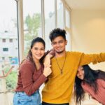 Parveen Instagram - Yes, I know we went there for work, the schedule got exponentially hectic and as always my body kept screaming for me to get some sleep ! 🤐 But amongst all the chaos, these two cuties made life much easier🥹 (and ofcoz I returned the favour by being incredibly charming😜) To all the good/bad jokes & the loud heartfelt laughs we had, to all the memories created and to the bond that got strengthened❤️🥂 My 2 Darlings for ever ! ❤️🤭 Ps - They mean so much to me and I always wanted this my picture on my profile FOREVER ! 🥹❤️ PC - @abeneya_official 😁❤️ #bestfriendsforlife #mydarlings #kanakanumkalangal #season2 #vasanth #malar #nandhini Yercaud