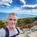 Patrice Godin Instagram - Rencontre au sommet en solo aujourd’hui. Deux montagnes en une demie journée. Sauf que pour la dernière, je me suis trompé et j’ai fait North Ridge au lieu de la Precipice Trail 🤦🏻 Tant pis. J’y retournerai demain alors (ou jeudi). Et je redescendrai par South Ridge Trail. Ce sera juste un peu plus long ✌🏻😎 #hiking #trailrunning #writing #mountdesertisland #acadianationalpark #barharbor @chlorophylle Acadia National Park